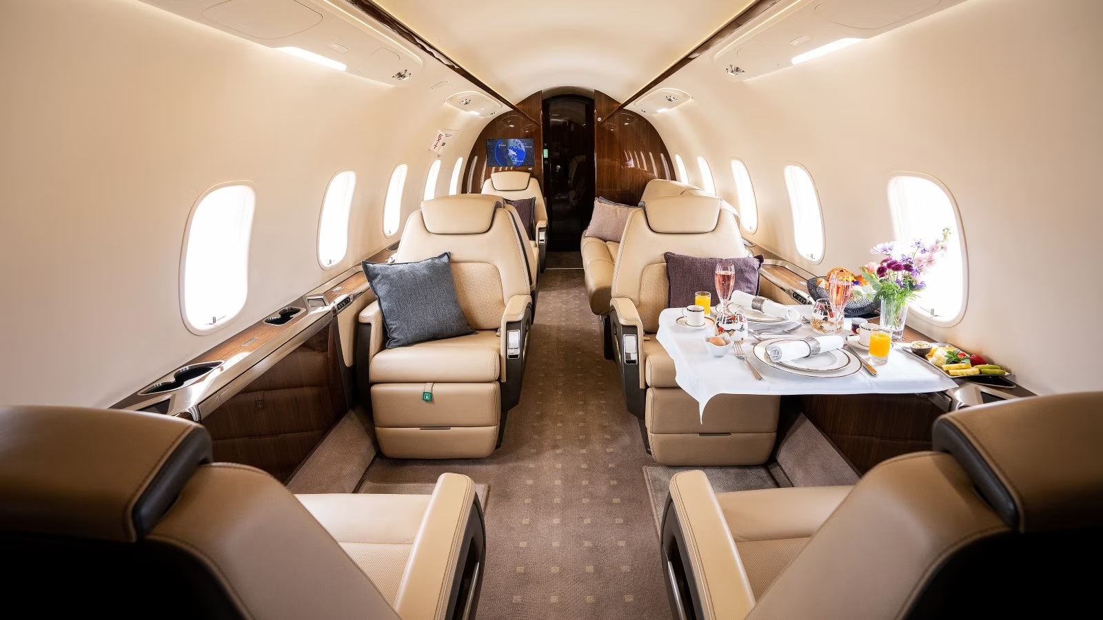 challenger-350-charter-auction-private-executive-corporate